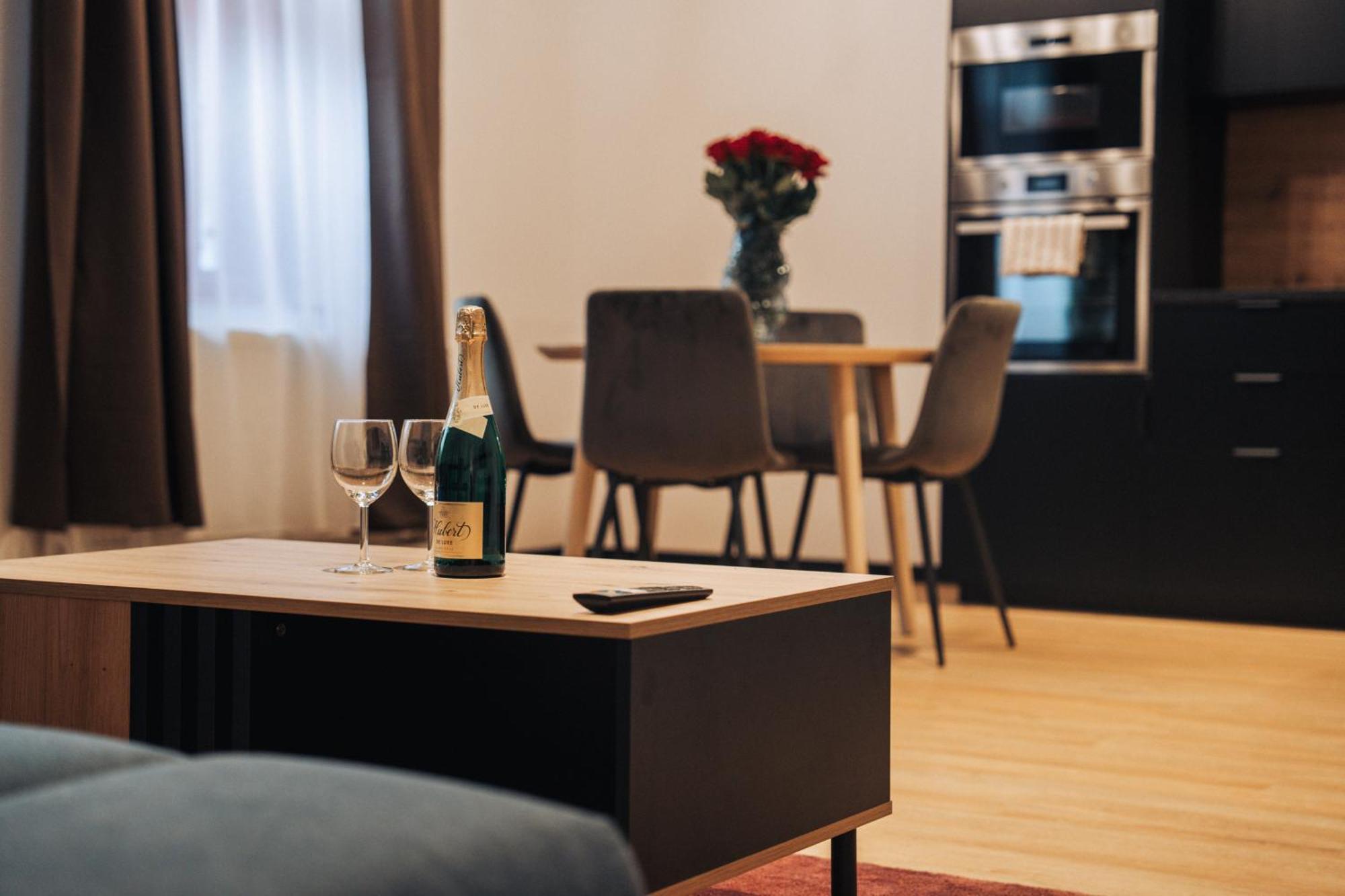 Hviezdoslavova Apartments, Trnava Centre, Parking Available Buitenkant foto